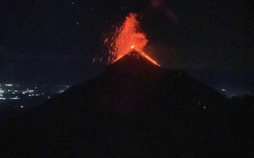 Volcan fuego erupting at noght