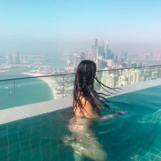 Reminiscing about all those times I got to look over Dubai from a rooftop pool 🏙💦 although this one especially is special - it’s the tallest one in the whole wide world! 🌎

All about it on my latest blog on 📲nalbatravels.com 

#travel #dubai #infinitypool